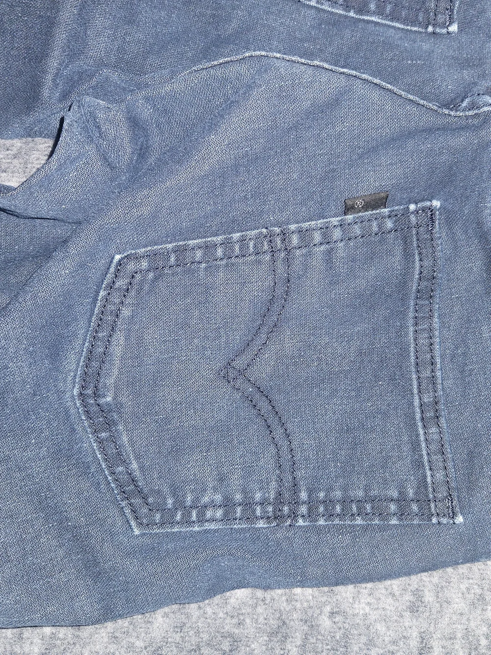 Levis slim straight